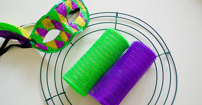 How To Make Eye-Catching Mardi Gras Decorations