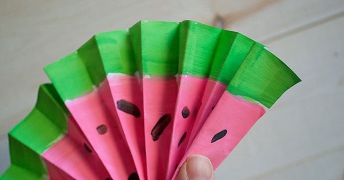 Summer DIY: Paper fan that spins - MommyZones